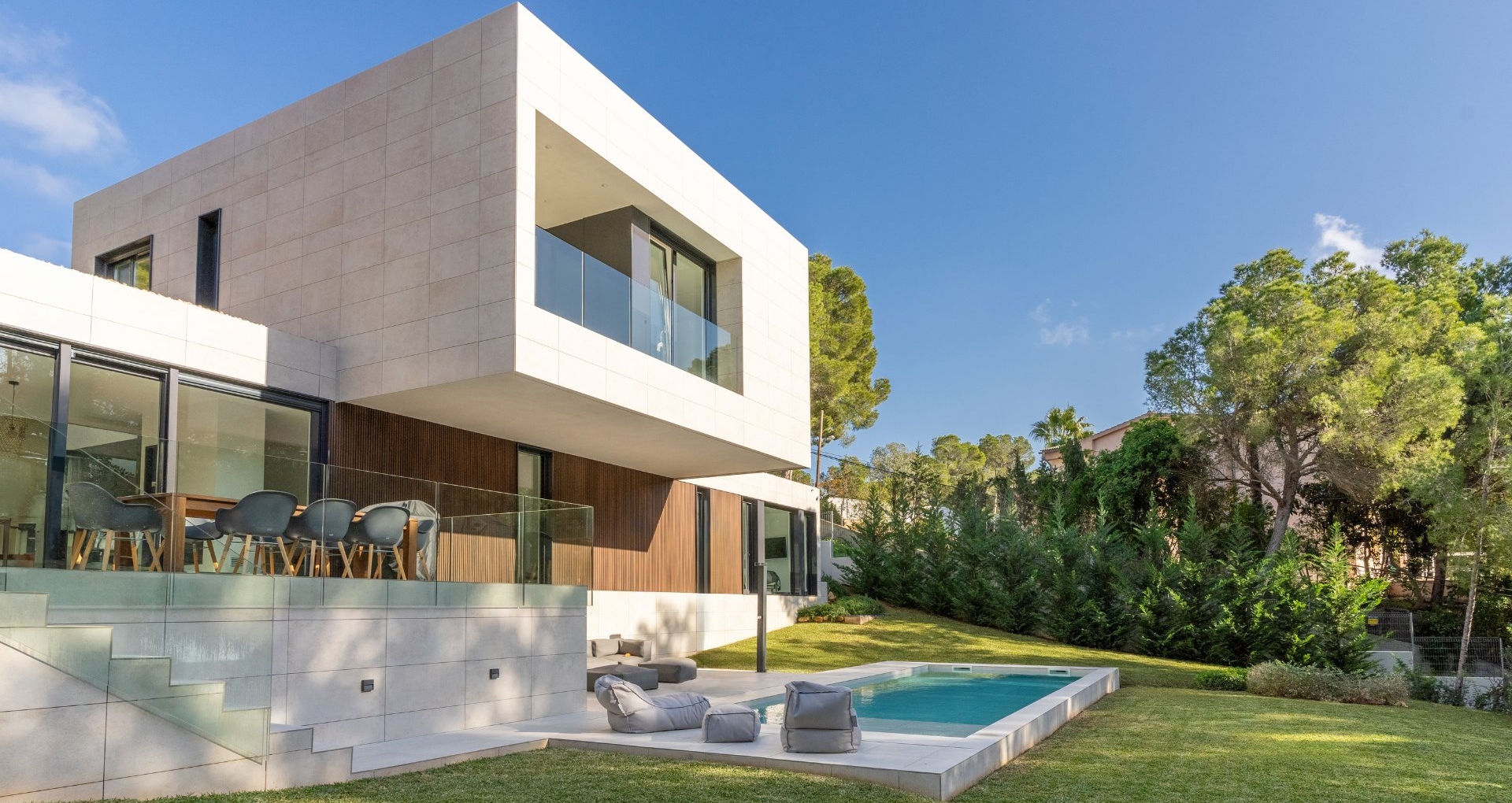 Fachada voladizo casa prefabricada