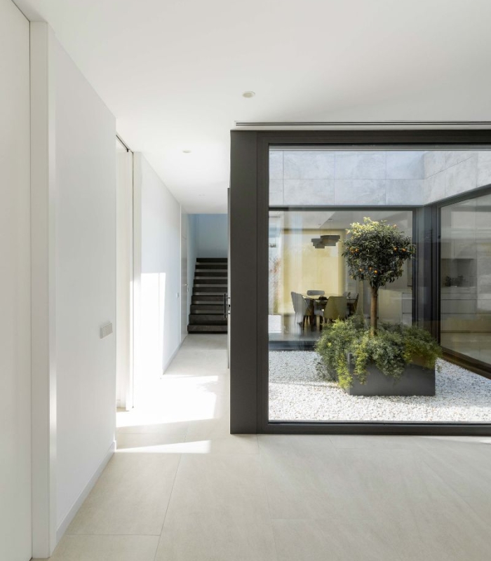 Patio interior en vivienda de lujo con vegetación