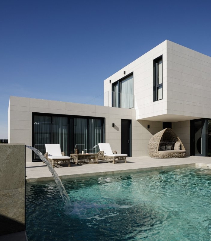 Piscina con cascada casa prefabricada